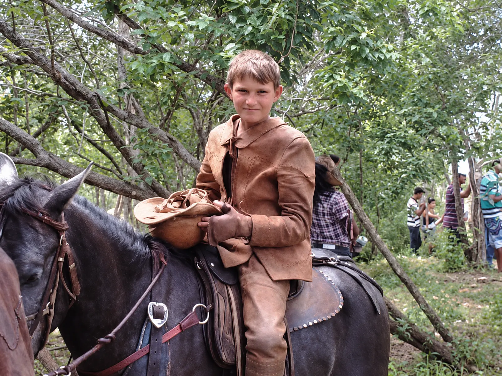 Jovem montado a cavalo