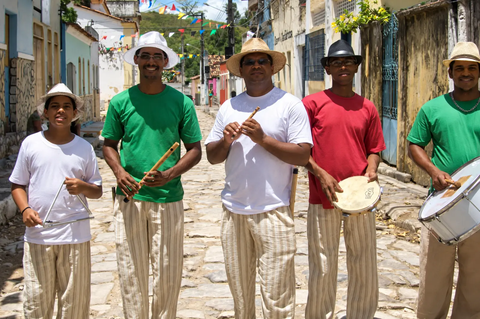 Músicos com pífanos e percussão