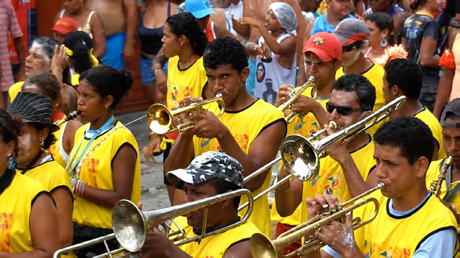Músicos de sopro no carnaval