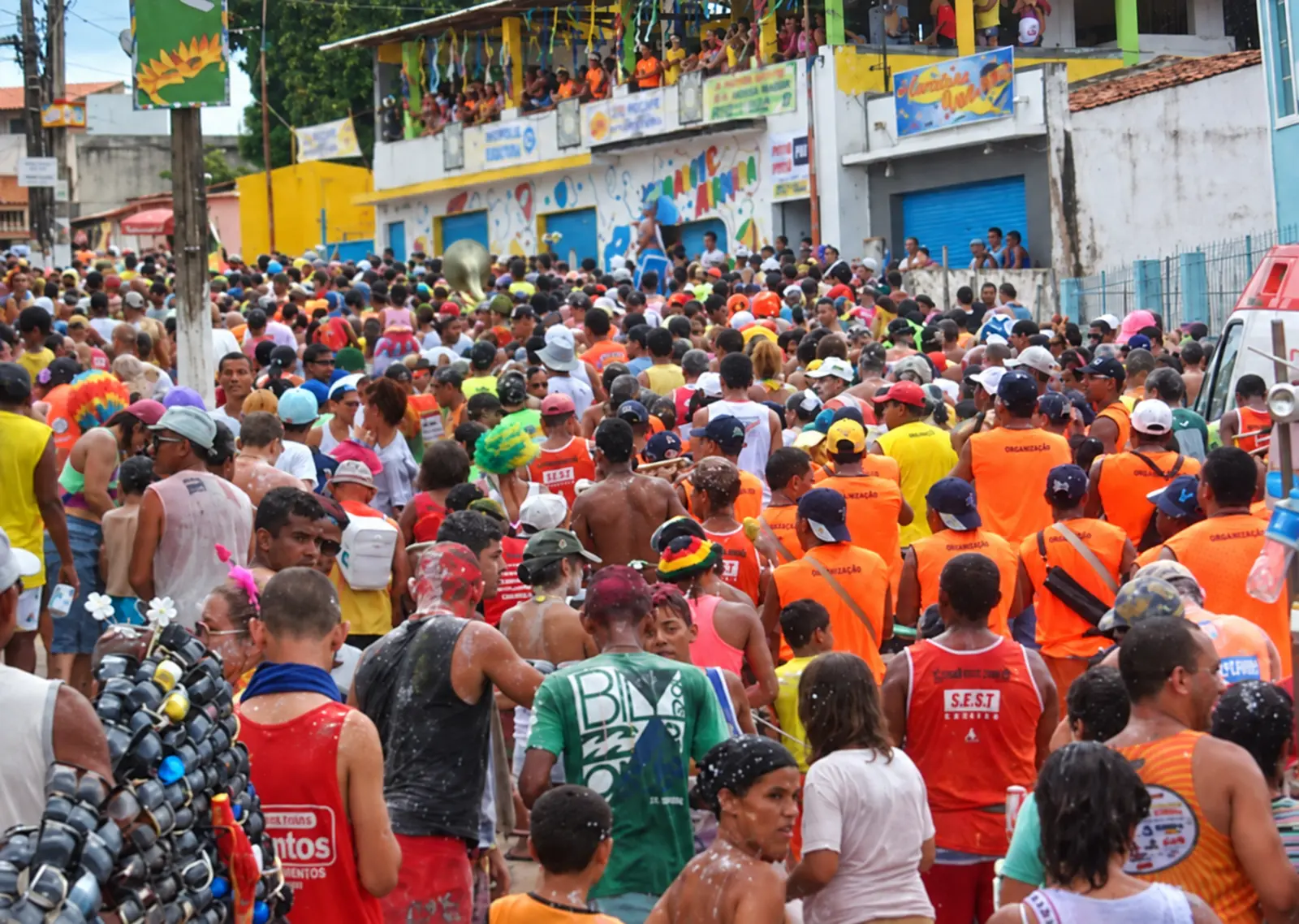 Multidão nas ruas durante o carnaval