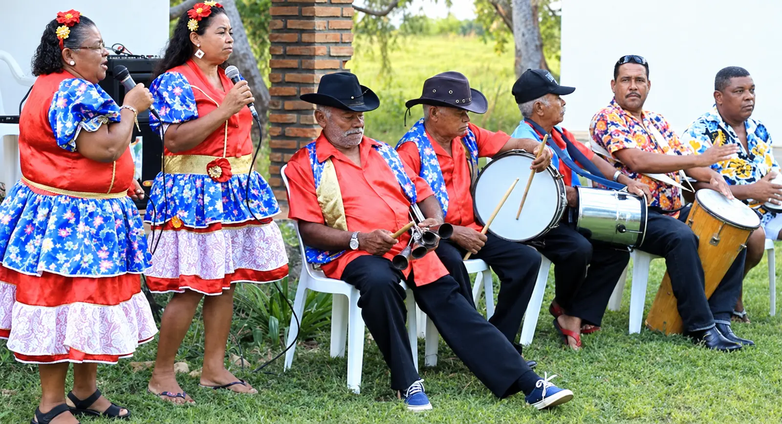 Grupo reunido com instrumentos