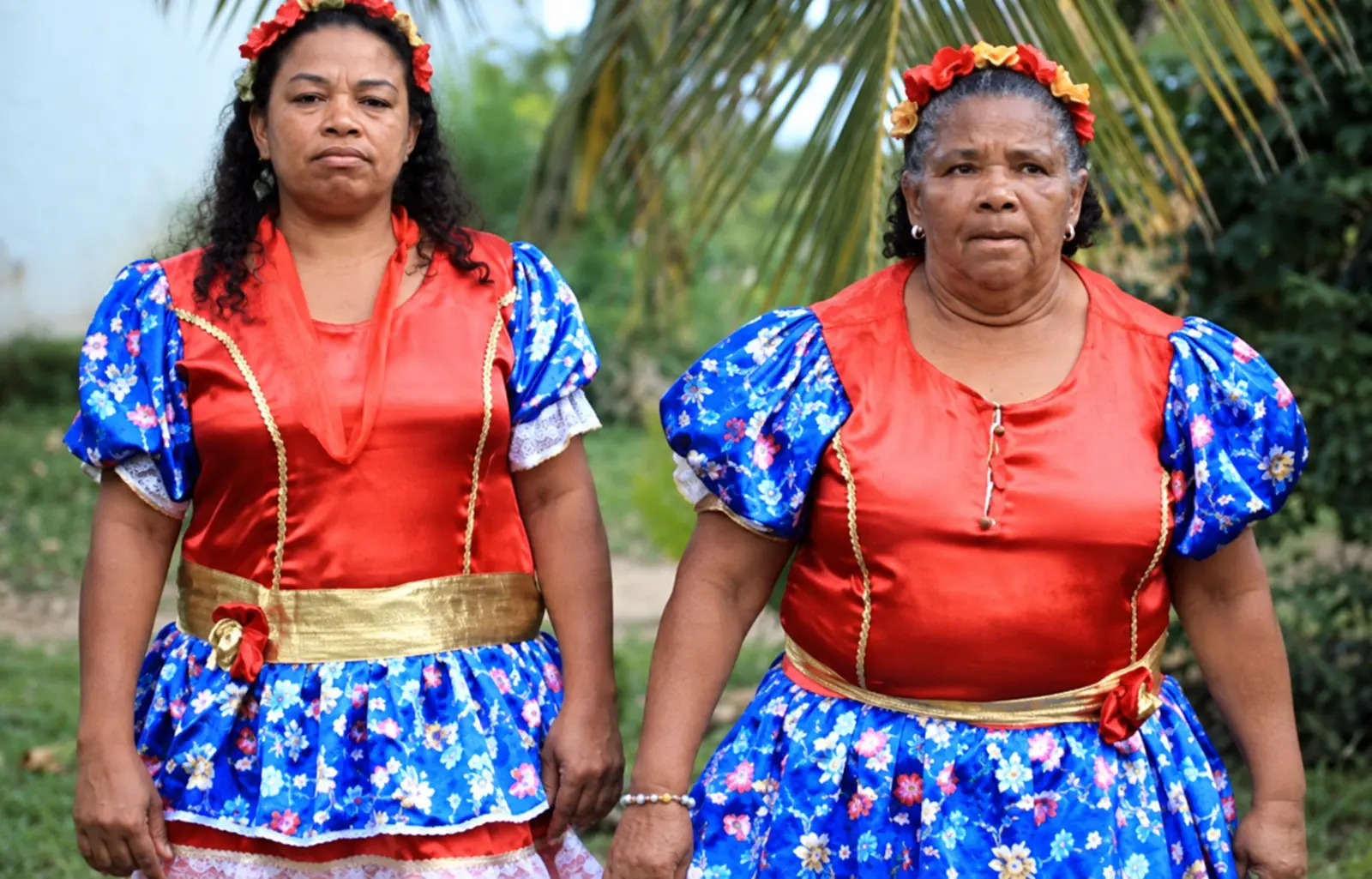 Duas integrantes em trajes do grupo