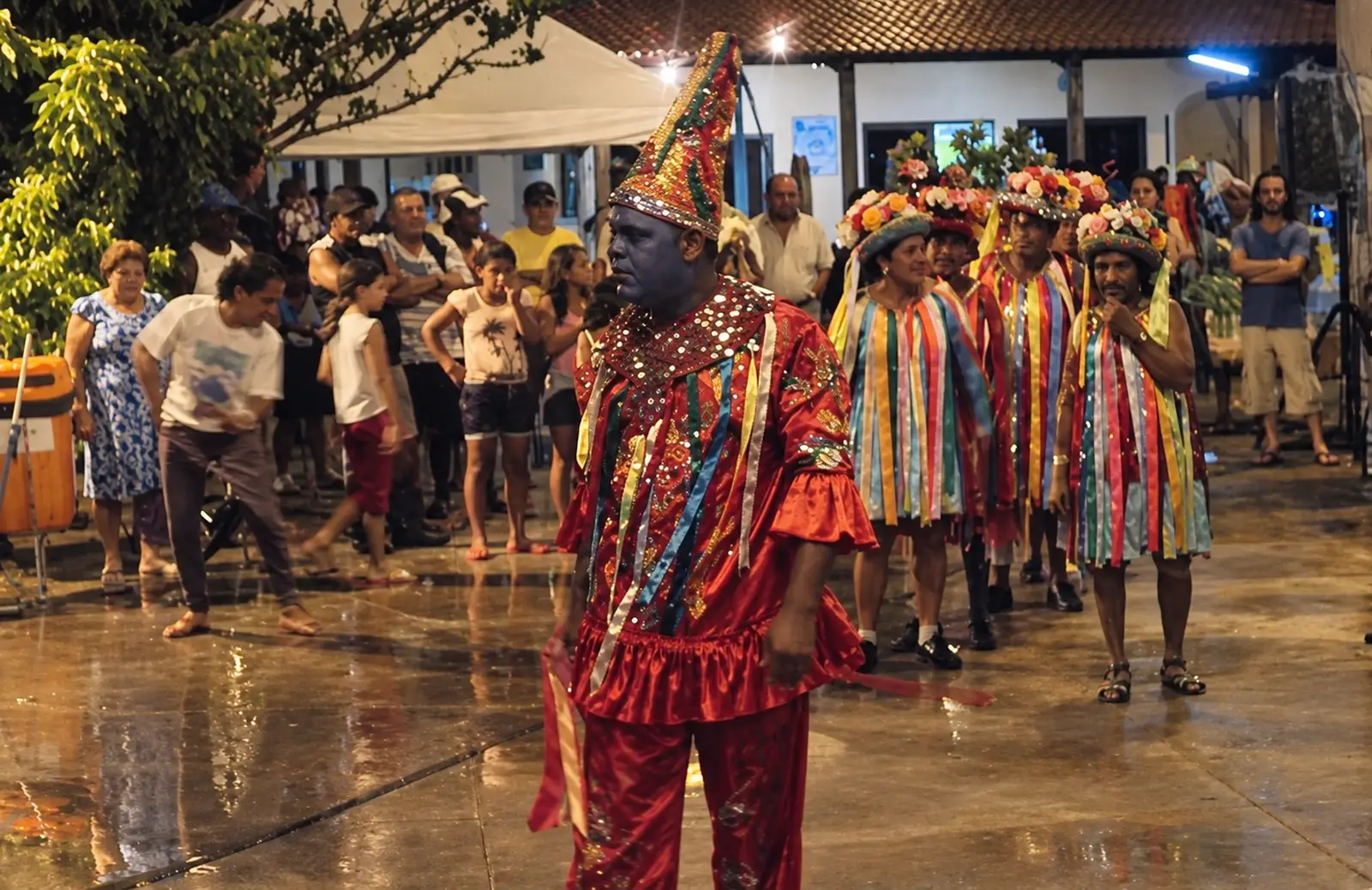 Cortejo com participantes caracterizados