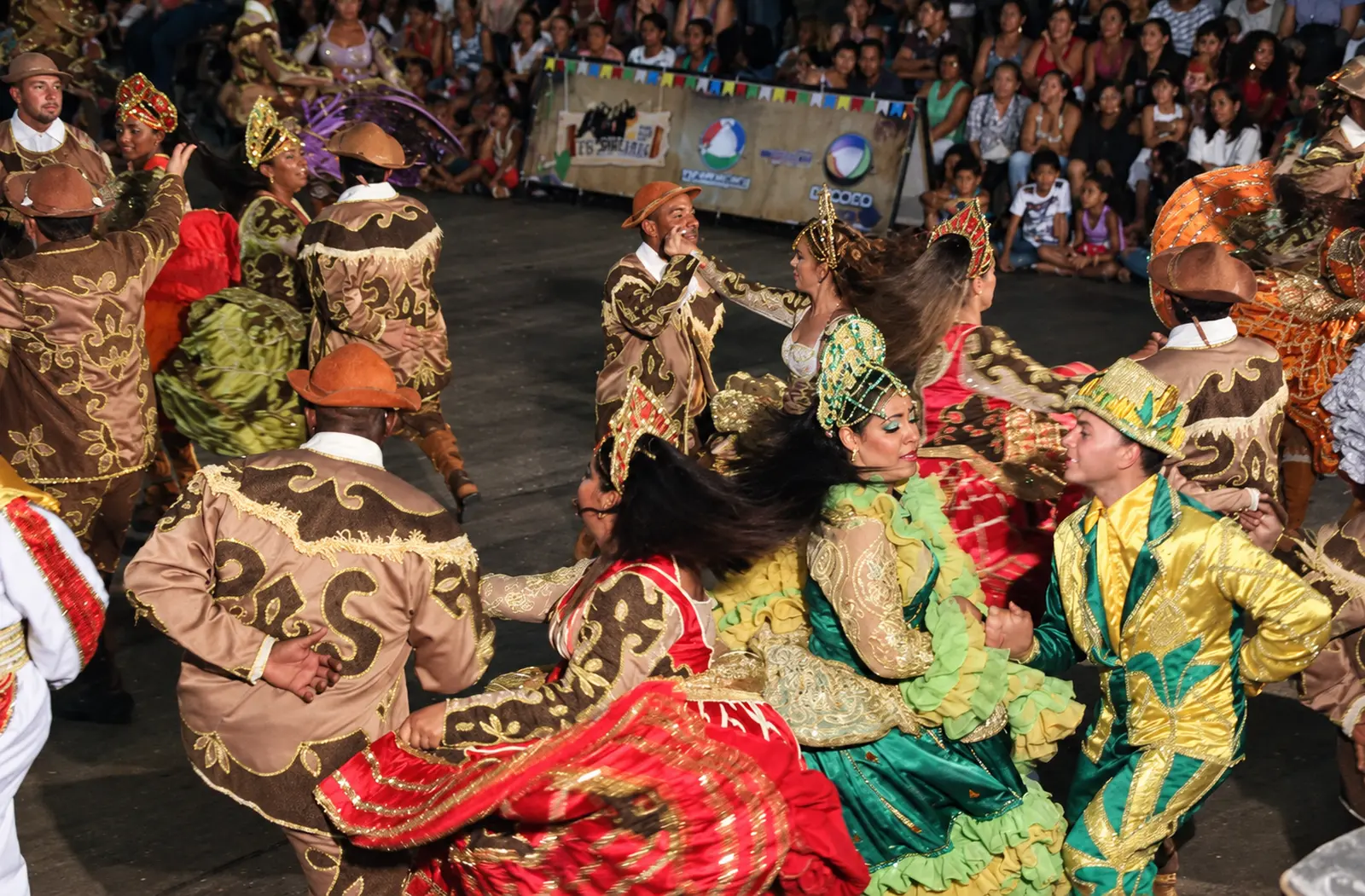 Quadrilha Junina: Dançarinos com trajes juninos