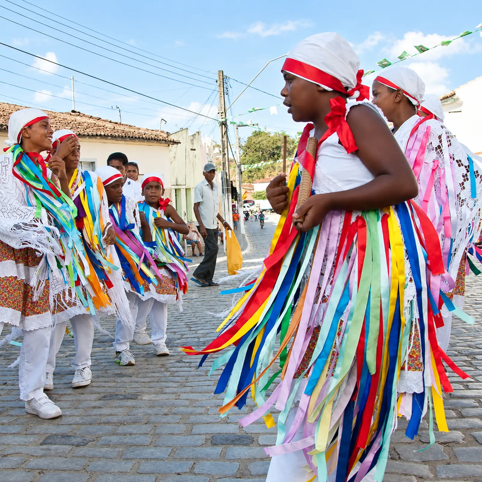 Dançarinos com trajes e fitas