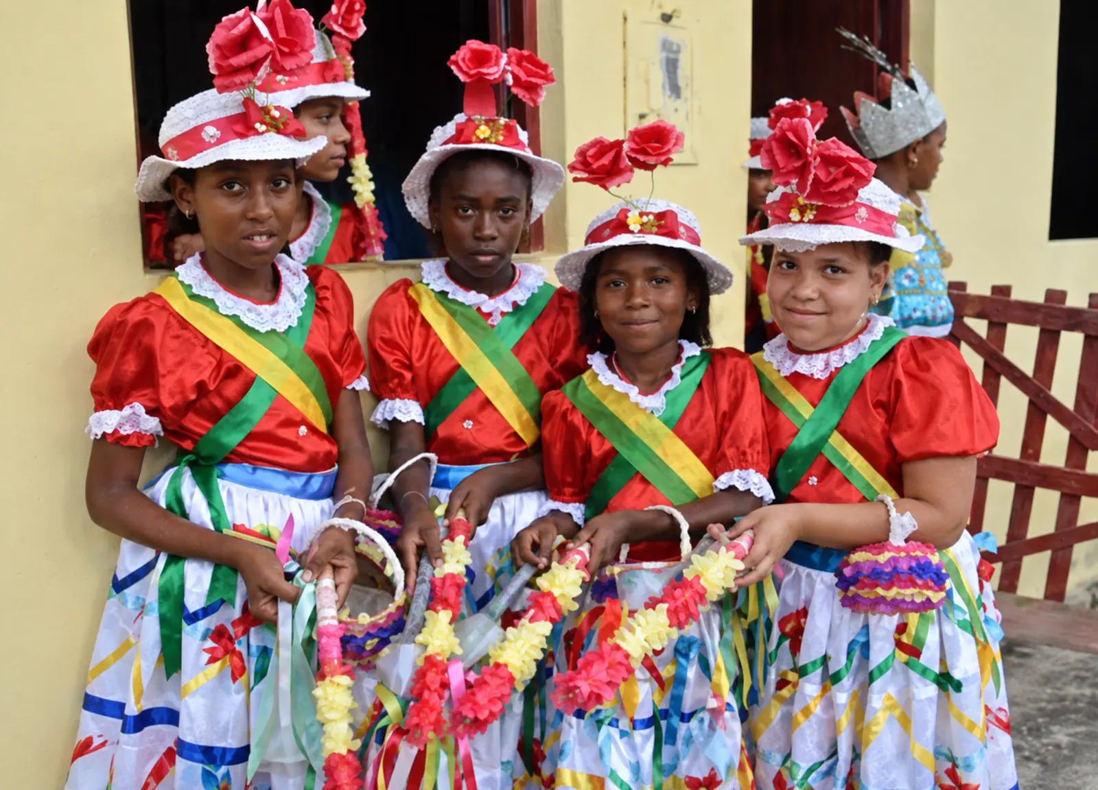 Integrantes com trajes e adornos