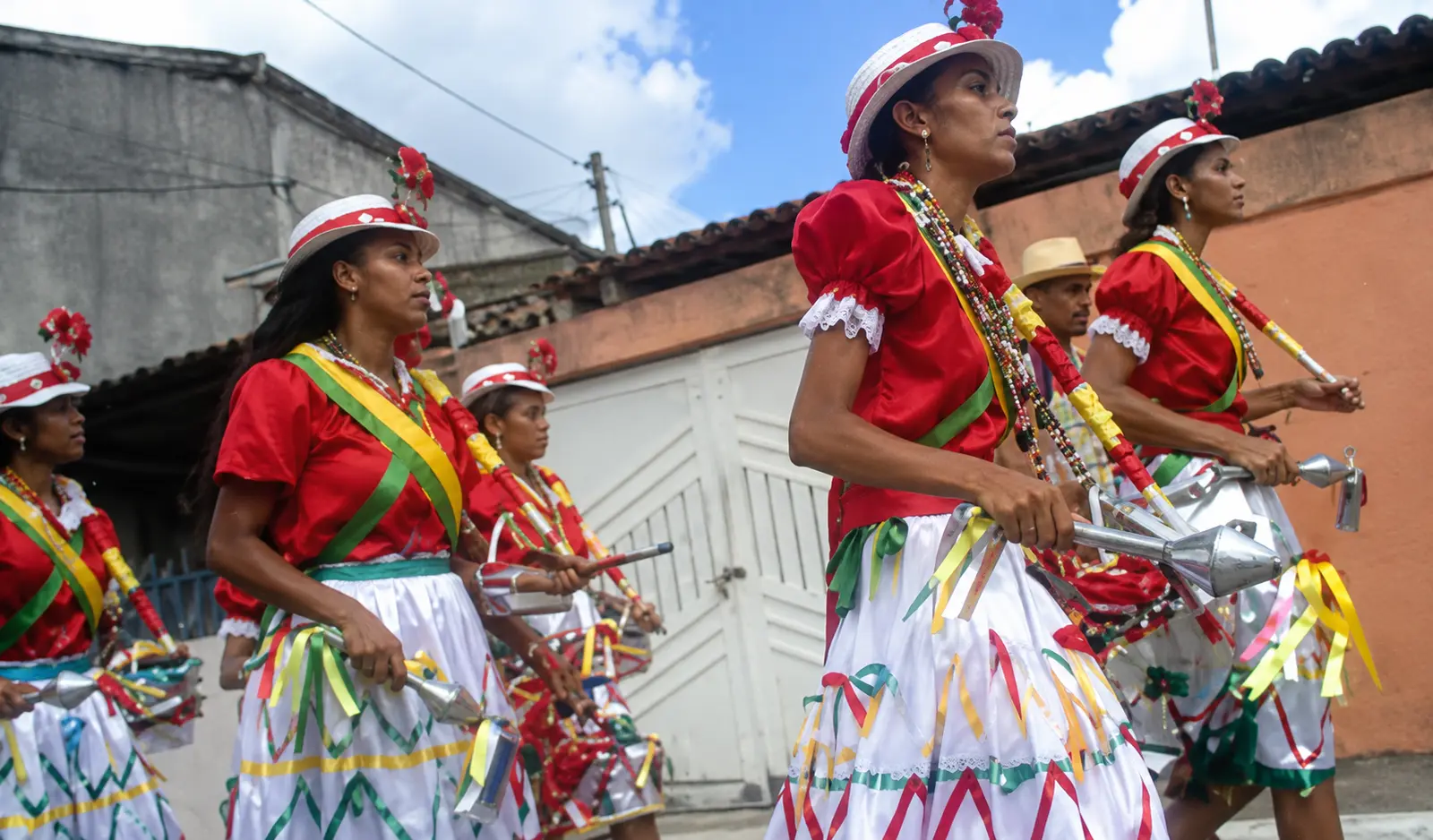 Integrantes cantando e tocando